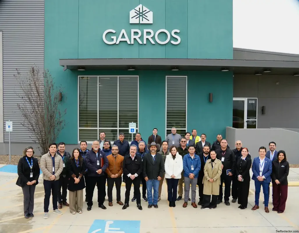 1. Grupo de empleados en frente de la sede de Garros, edificio corporativo moderno.