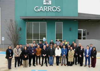 1. Grupo de empleados en frente de la sede de Garros, edificio corporativo moderno.