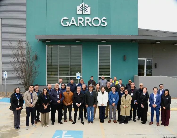 1. Grupo de empleados en frente de la sede de Garros, edificio corporativo moderno.