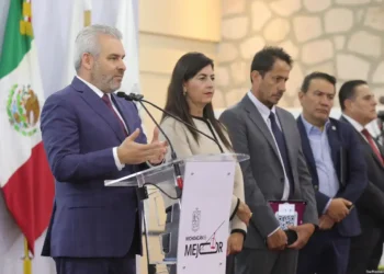 Asistencia a conferencia de funcionarios en Michoacán, México, en un acto oficial.