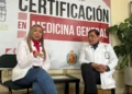 Certificación en medicina general, charla con profesionales en un evento médico.