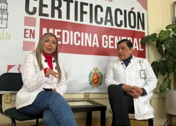 Certificación en medicina general, charla con profesionales en un evento médico.
