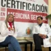 Certificación en medicina general, charla con profesionales en un evento médico.
