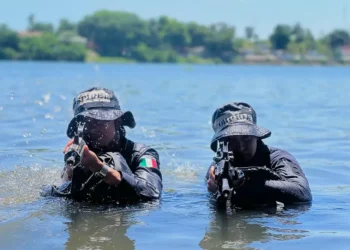 Ejército mexicano en entrenamiento con armas en cuerpo de agua.