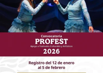 1. Mujeres en presentación artística con sombreros y paraguas en escenario oscuro.