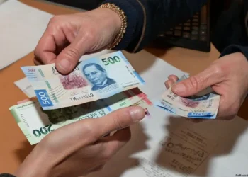 Dinero en efectivo mexicano, billetes de 500 y 200 pesos, siendo contado en una transacción.