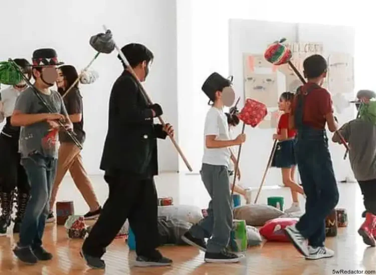 Esquina de niños y adultos participando en obra de teatro escolar con accesorios creativos.