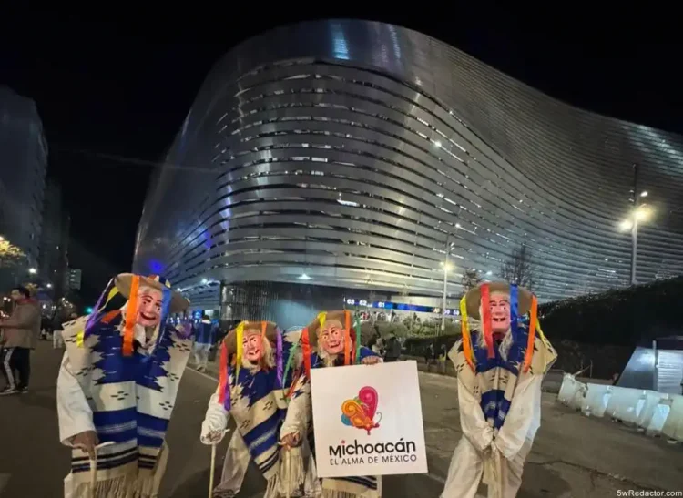 Personas disfrazadas con máscaras tradicionales en el festival de Michoacán en México.