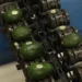 Aguacates en línea en una máquina de empaque en un supermercado en Mexico.