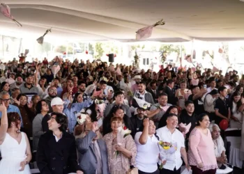 A LT tag: Gran evento con gran multitud en una tienda de campaña al aire libre.