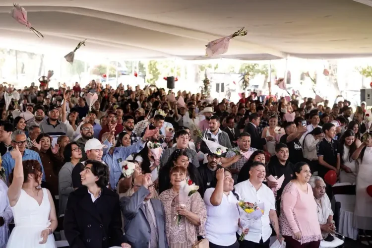 A LT tag: Gran evento con gran multitud en una tienda de campaña al aire libre.
