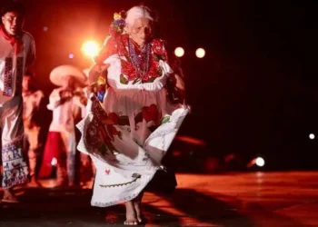Vestido tradicional mexicano en una danza folklórica, resaltando cultura y color en un escenario con.