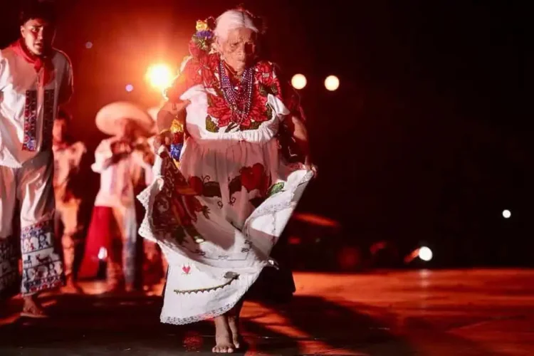 Vestido tradicional mexicano en una danza folklórica, resaltando cultura y color en un escenario con.