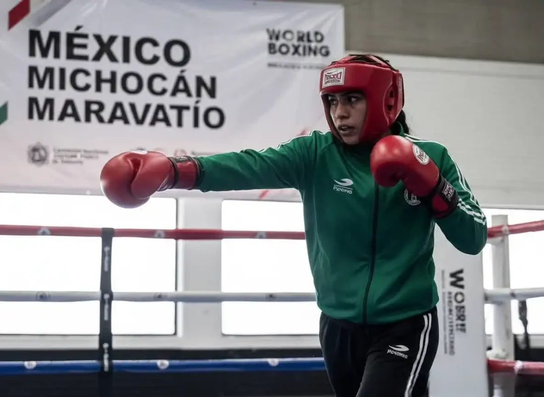 Guantes y casco de boxeo en entrenamiento en gimnasio de México.