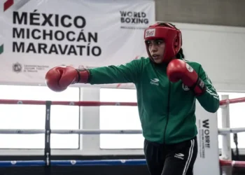 Guantes y casco de boxeo en entrenamiento en gimnasio de México.