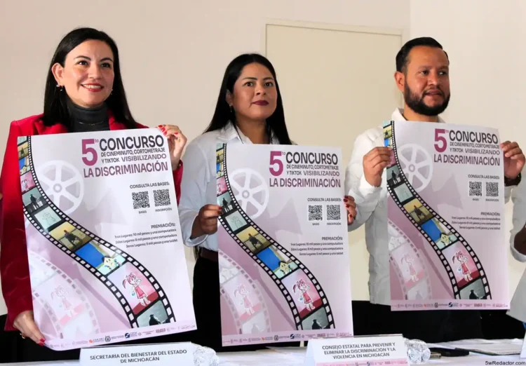 La imagen muestra personas participando en una campaña contra la discriminación, sosteniendo cartele.