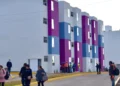 Viviendas coloridas en un complejo residencial moderno en México.