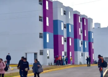 Viviendas coloridas en un complejo residencial moderno en México.
