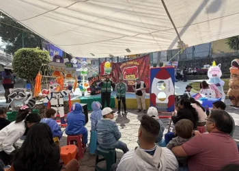 Espectáculo infantil con personajes de caricaturas y actividades en un evento al aire libre en Méxic.
