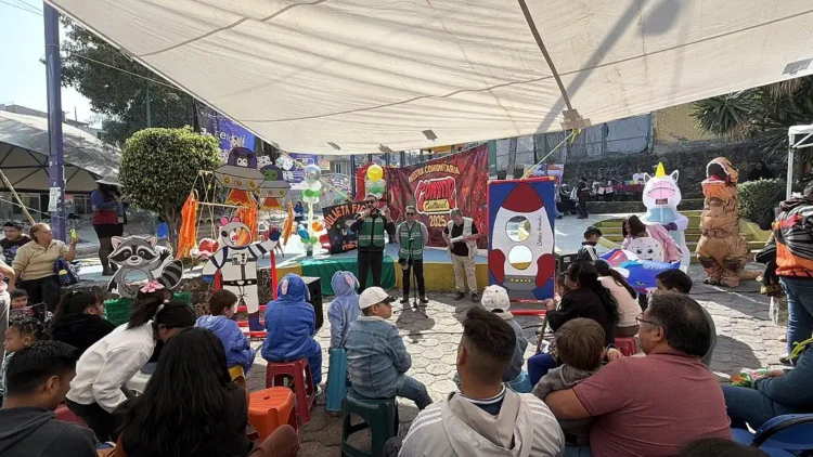 Espectáculo infantil con personajes de caricaturas y actividades en un evento al aire libre en Méxic.