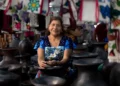Tianguis artesanal de Uruapan 2026 con artesanas indígenas y obras de tradición michoacana
