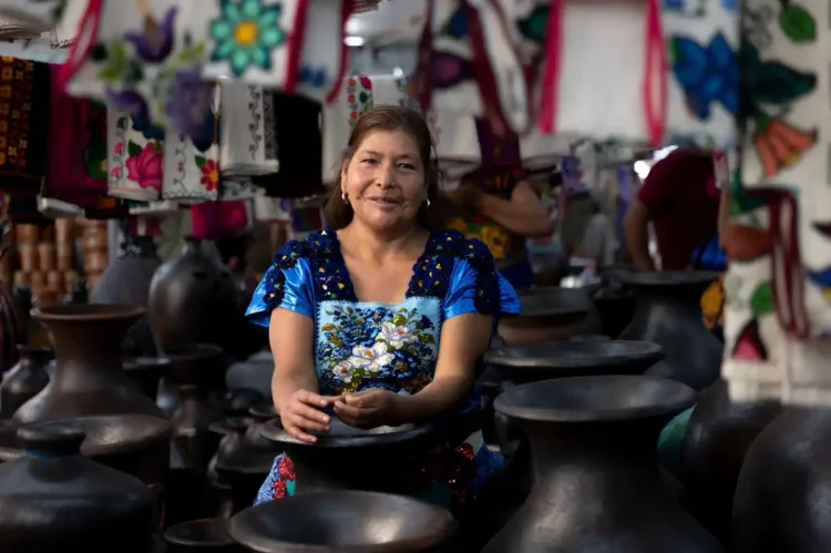 Tianguis artesanal de Uruapan 2026 con artesanas indígenas y obras de tradición michoacana