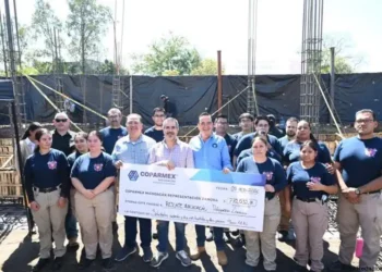 Construcción de infraestructura con equipo de trabajo en obra civil.