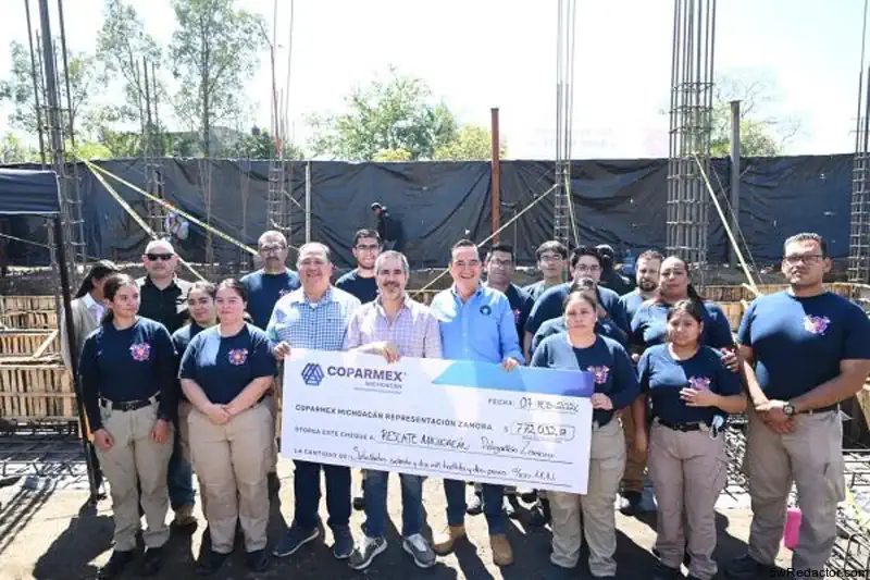 Construcción de infraestructura con equipo de trabajo en obra civil.