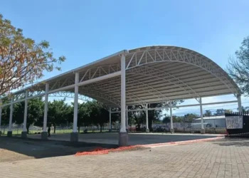 rehabilitación de techumbre en la Unidad Deportiva El Chamizal