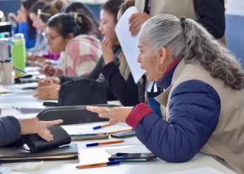 Personas entregando documentos en módulos del IVEM para viviendas del Bienestar en Michoacán