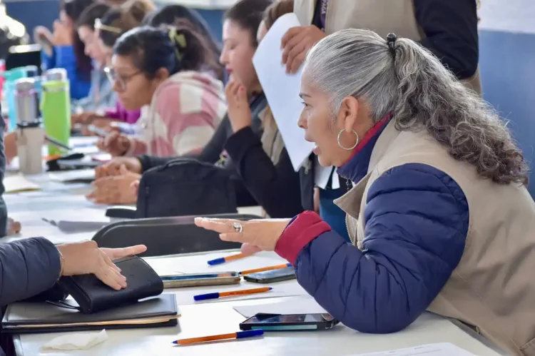 Personas entregando documentos en módulos del IVEM para viviendas del Bienestar en Michoacán