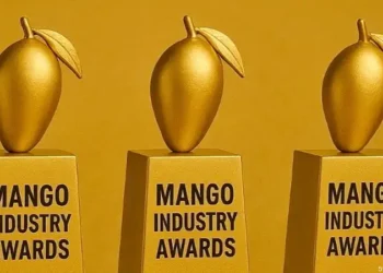 Mango dorado en premio de la industria, símbolo de excelencia y reconocimiento en el sector.