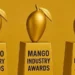 Mango dorado en premio de la industria, símbolo de excelencia y reconocimiento en el sector.