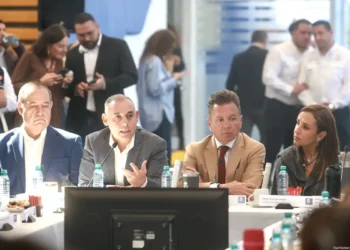 Reunión de profesionales en una conferencia de negocios en un entorno moderno.