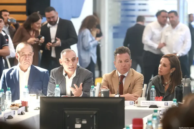 Reunión de profesionales en una conferencia de negocios en un entorno moderno.