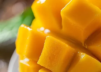 Mango fresco cortado en cubos, listo para comer o usar en recetas tropicales.