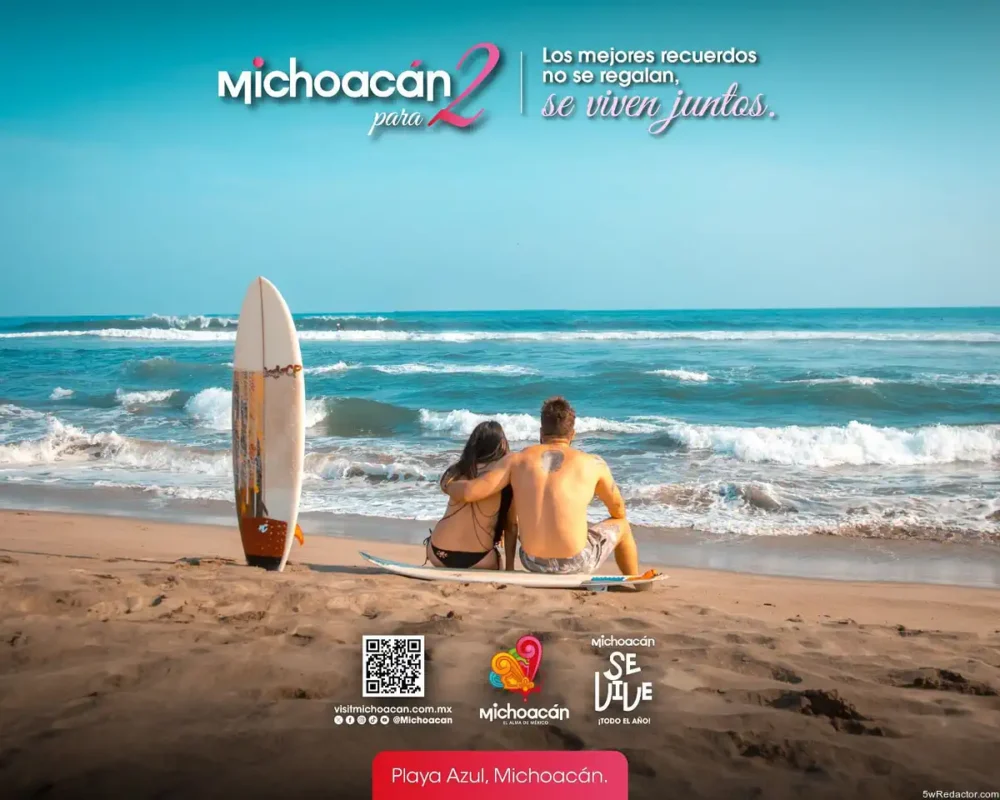 Pareja en la playa de Michoacán disfrutando del mar y la arena.