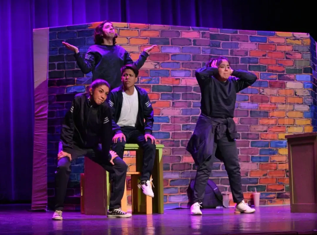 Escena de obra de teatro en Michoacán durante preparativos para celebración del Día Mundial del Teatro 2026