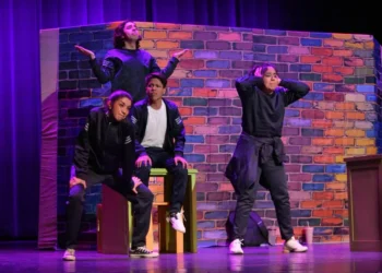 Escena de obra de teatro en Michoacán durante preparativos para celebración del Día Mundial del Teatro 2026