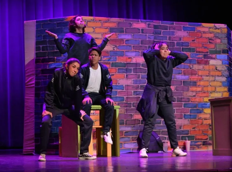 Escena de obra de teatro en Michoacán durante preparativos para celebración del Día Mundial del Teatro 2026