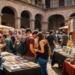 Arte y artesanías en mercado al aire libre en un patio histórico.