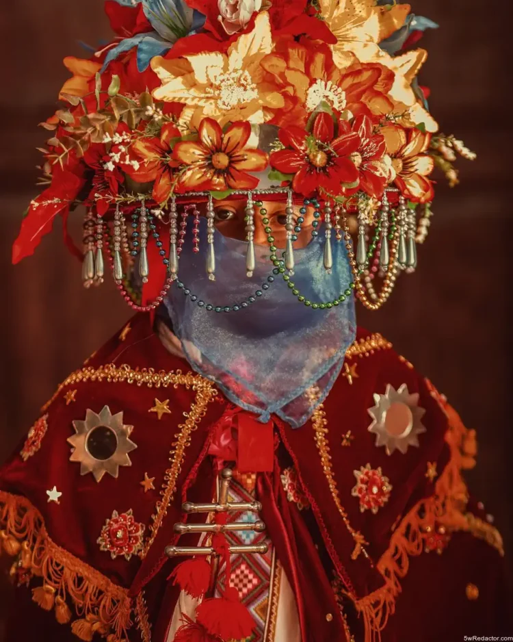 Persona con vestimenta tradicional y corona de flores en celebración cultural en México.